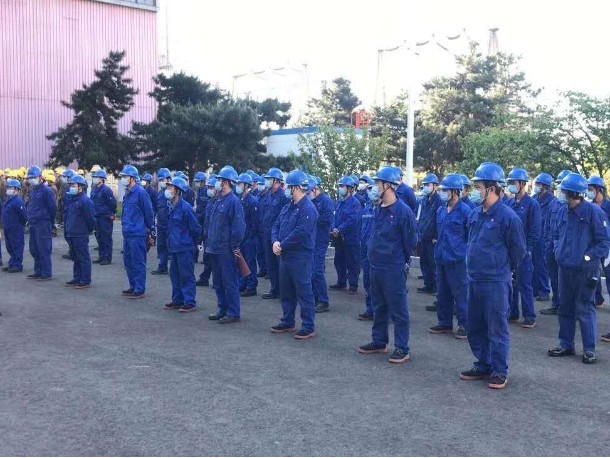 建筑工人安全帽的正确佩戴方法